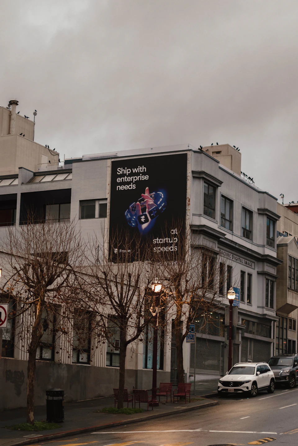 Publicitat exterior de gran format en una façana