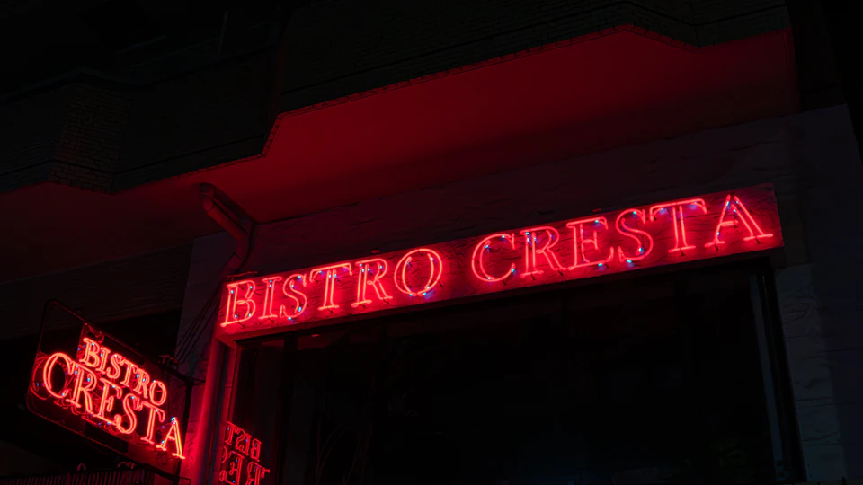Rètol lluminós de neó a la nit