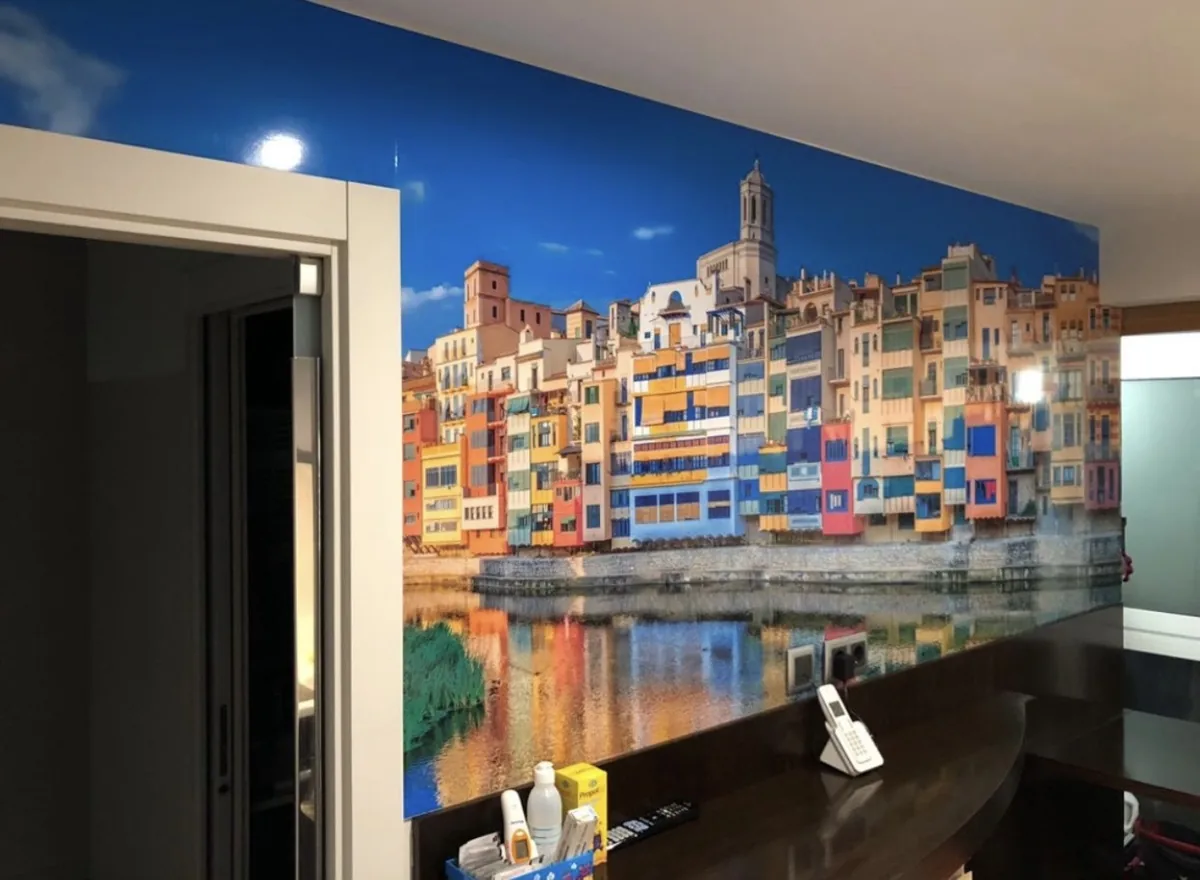 Impressió interior — mural panoràmic de Girona