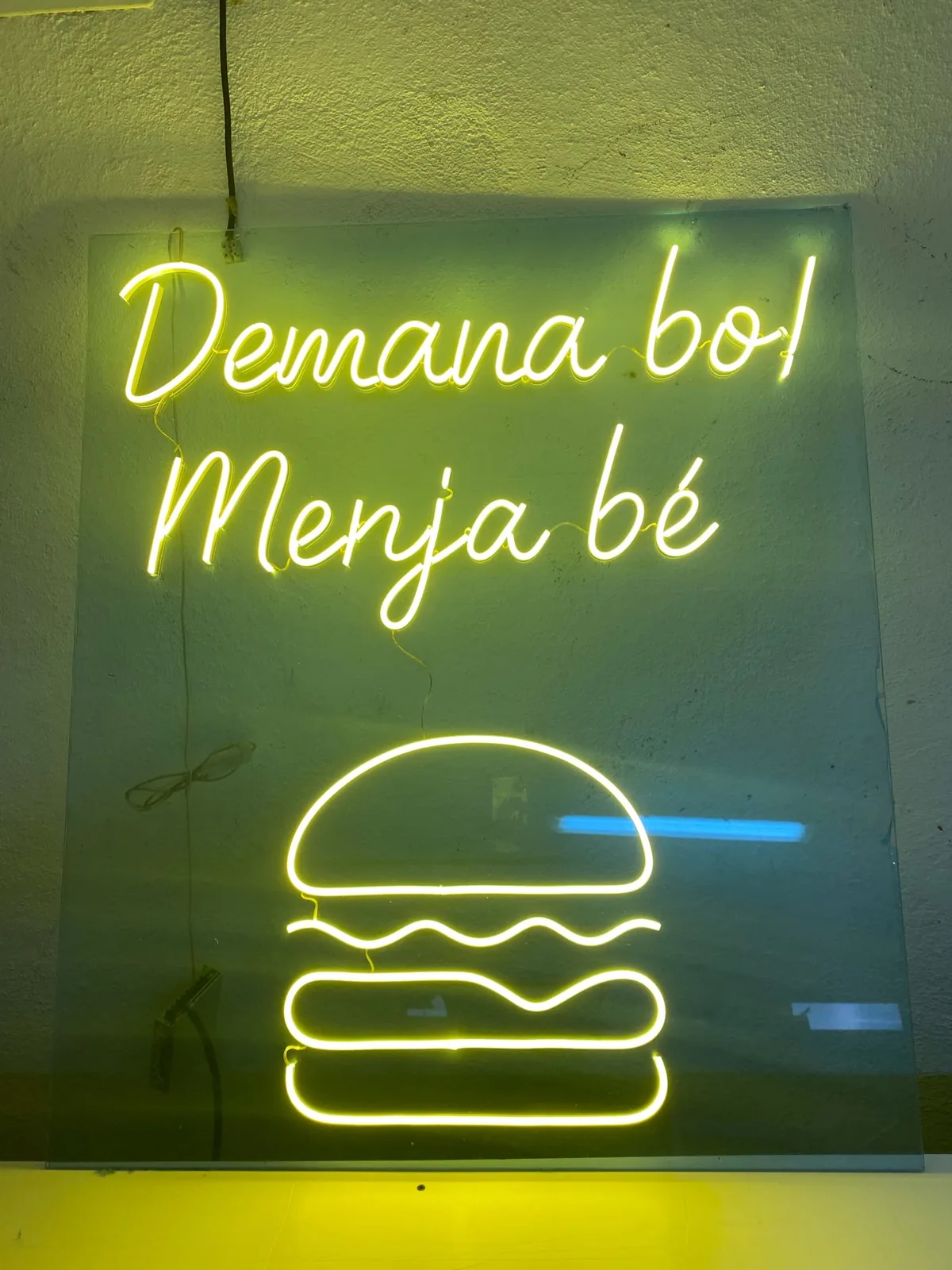 Rètol neó — Demana bé, Menja bé