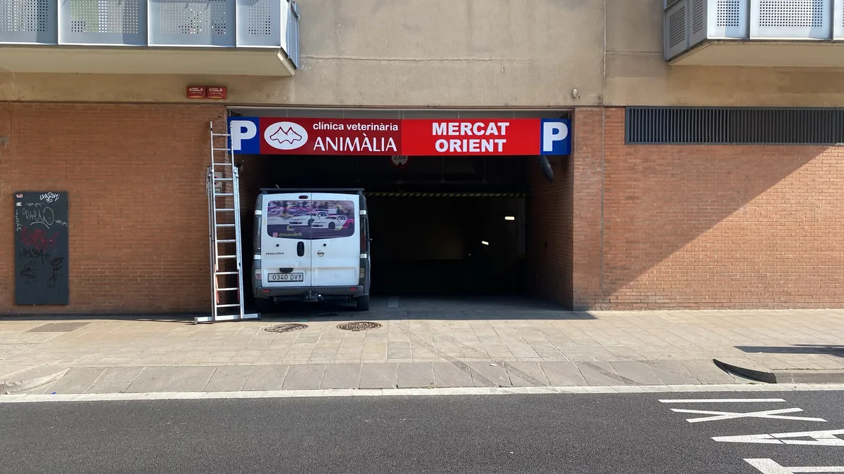 Rètols d'entrada — Animàlia i Mercat Orient