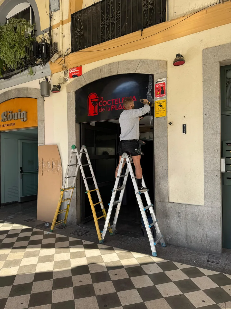 Instal·lació de rètol — La Cocteleria de la Plaça